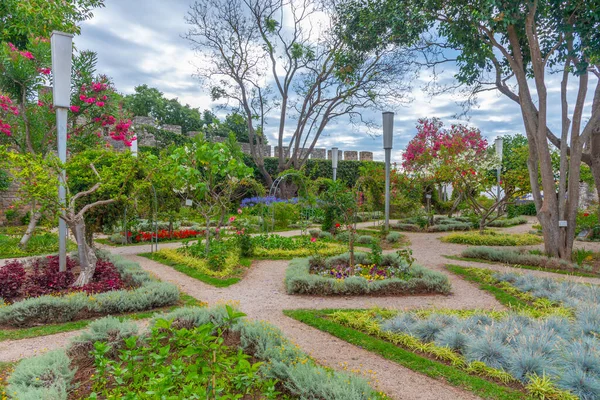 Tavira kalesinin içinde bir bahçe, Portekiz.