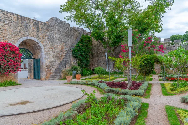 Tavira kalesinin içinde bir bahçe, Portekiz.