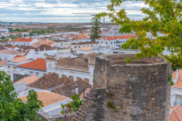 Tavira 'nın kaleden izlediği Portekiz kasabası.