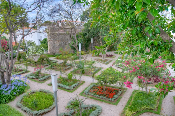 Tavira kalesinin içinde bir bahçe, Portekiz.