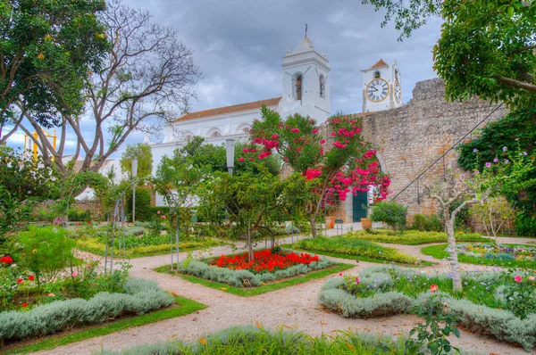 Tavira kalesinin içinde bir bahçe, Portekiz.