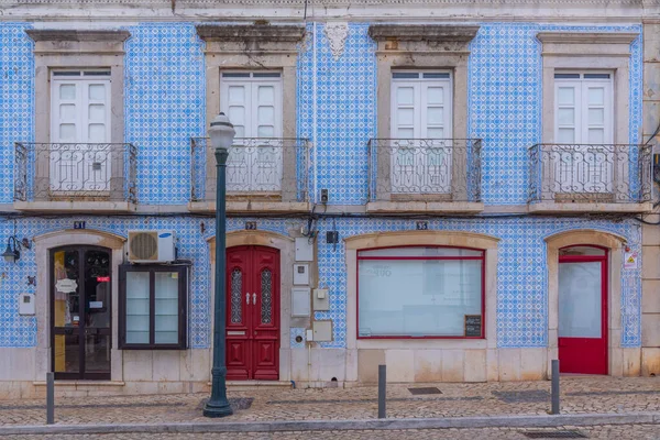 Portekiz 'in eski kasabasının dar sokakları Tavira.