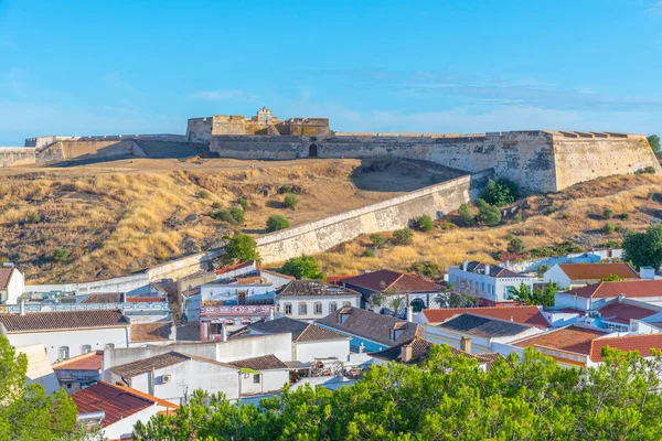 Portekiz 'deki Castro Marim kasabasında eski tahkimat..