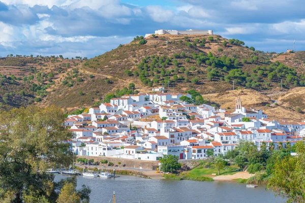 İspanyol kasabası Sanlucar de Guadiana Portekiz şehri Alcoutim 'den izlendi.