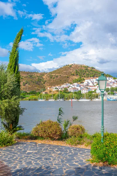 İspanyol kasabası Sanlucar de Guadiana Portekiz şehri Alcoutim 'den izlendi.