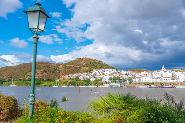 İspanyol kasabası Sanlucar de Guadiana Portekiz şehri Alcoutim 'den izlendi.