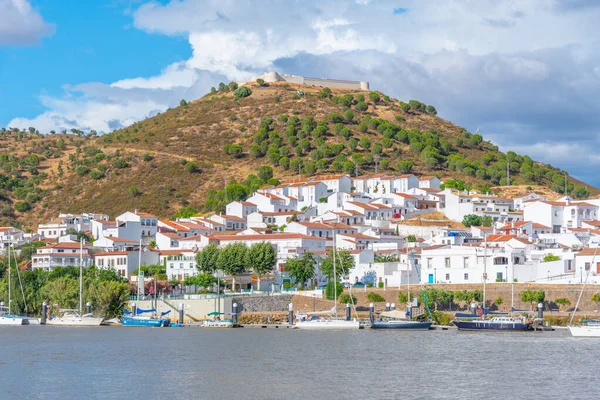 İspanyol kasabası Sanlucar de Guadiana Portekiz şehri Alcoutim 'den izlendi.