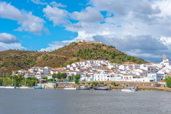 İspanyol kasabası Sanlucar de Guadiana Portekiz şehri Alcoutim 'den izlendi.