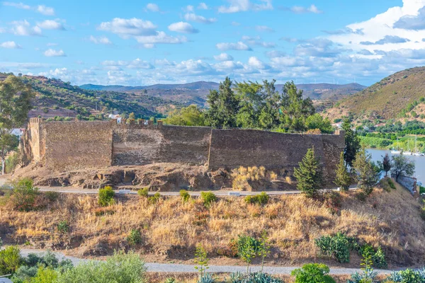 Portekiz 'in Alcoutim kasabasındaki ortaçağ şatosu.