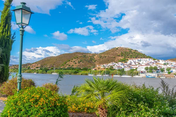 İspanyol kasabası Sanlucar de Guadiana Portekiz şehri Alcoutim 'den izlendi.