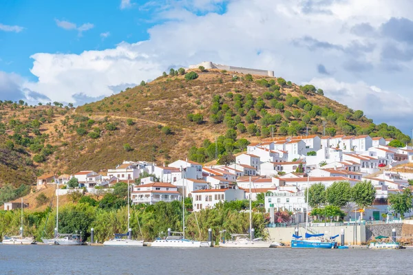 İspanyol kasabası Sanlucar de Guadiana Portekiz şehri Alcoutim 'den izlendi.