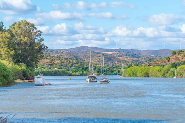Portekiz 'in Alcoutim kasabasından Guadina nehrindeki tekneler.