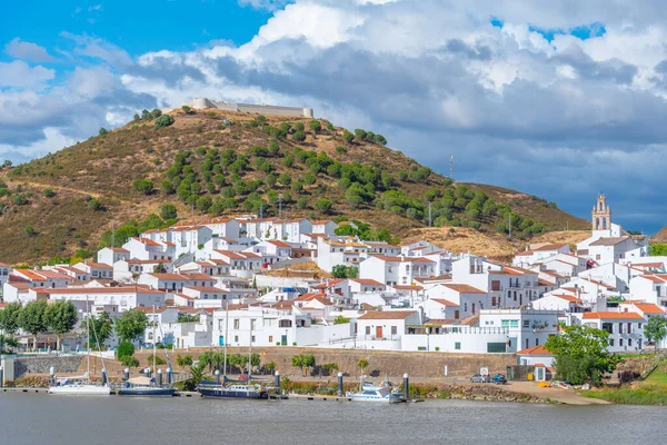 İspanyol kasabası Sanlucar de Guadiana Portekiz şehri Alcoutim 'den izlendi.