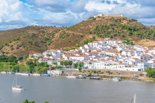 İspanyol kasabası Sanlucar de Guadiana Portekiz şehri Alcoutim 'den izlendi.