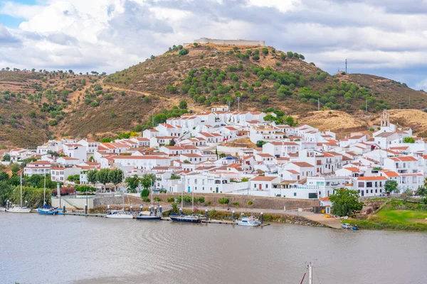 İspanyol kasabası Sanlucar de Guadiana Portekiz şehri Alcoutim 'den izlendi.