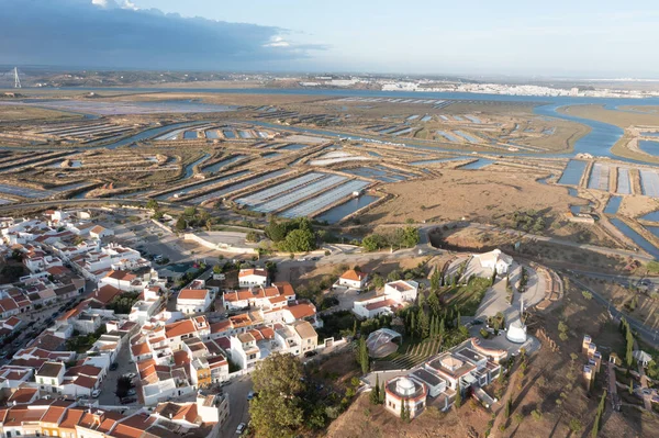 Portekiz 'in Alcoutim kasabasındaki beyaz kilise..