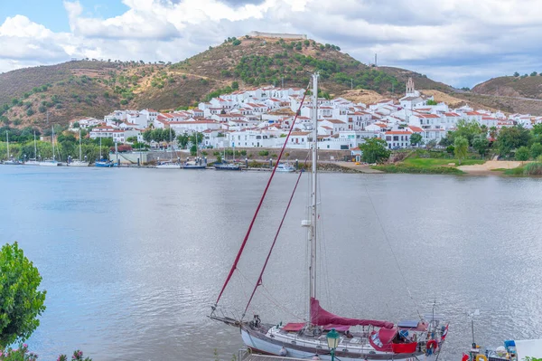 İspanyol kasabası Sanlucar de Guadiana Portekiz şehri Alcoutim 'den izlendi.