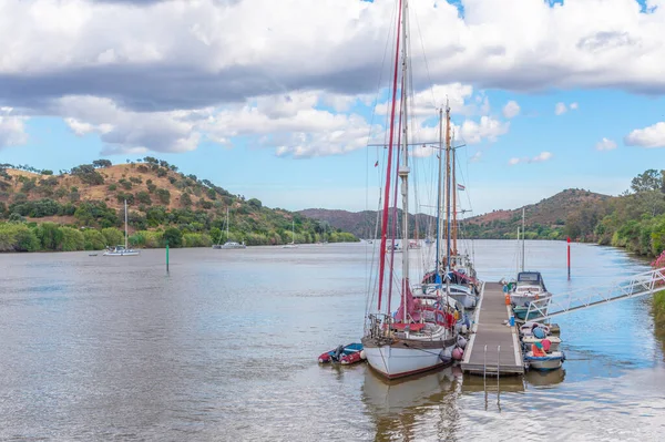 Portekiz 'in Alcoutim kasabasından Guadina nehrindeki tekneler.