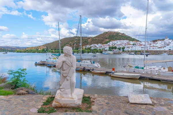 İspanyol kasabası Sanlucar de Guadiana Portekiz şehri Alcoutim 'den izlendi.