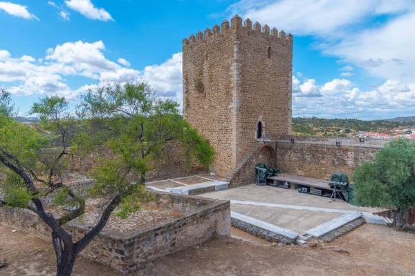 Guadiana nehrine bakan Mertola kalesi, Portekiz.
