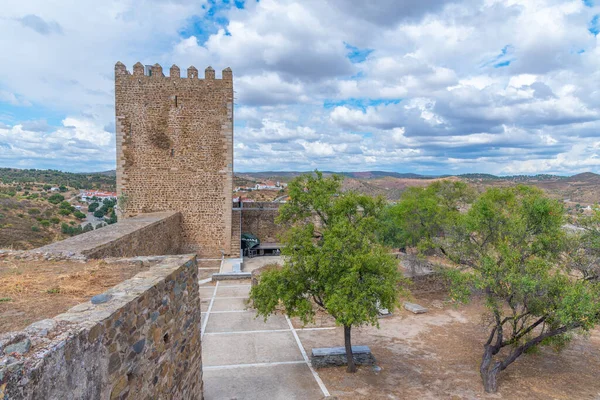 Guadiana nehrine bakan Mertola kalesi, Portekiz.