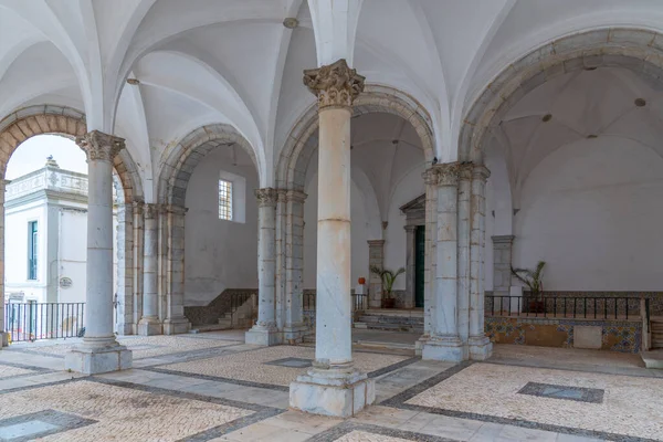 Weiße Säulenhalle Der Portugiesischen Stadt Beja — Stockfoto