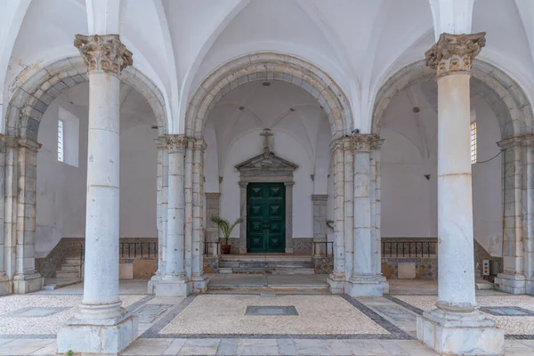 Portekiz 'in Beja kasabasında beyaz bir kapı var..