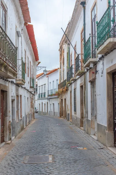 Portekiz 'in Beja kasabasında dar bir sokak..