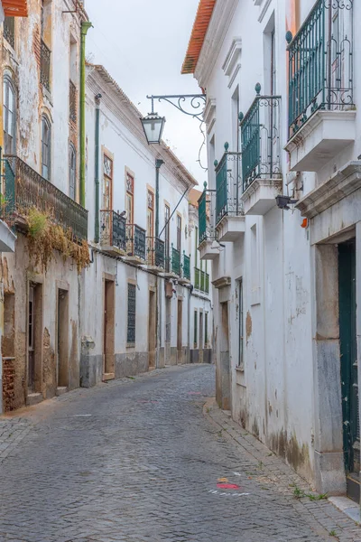Portekiz 'in Beja kasabasında dar bir sokak..