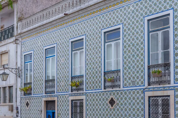 Portekiz 'in Beja kasabasında bir evde Azulejo cephesi.