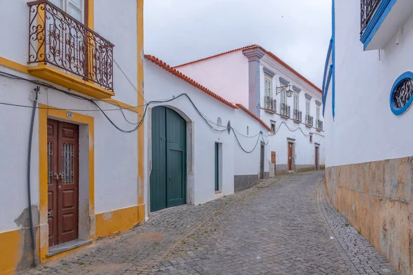 Portekiz 'in Beja kasabasında dar bir sokak..
