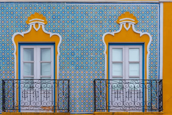 Portekiz 'in Beja kasabasında bir evde Azulejo cephesi.