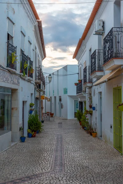 Portekiz 'in Moura kasabasında dar bir sokak..