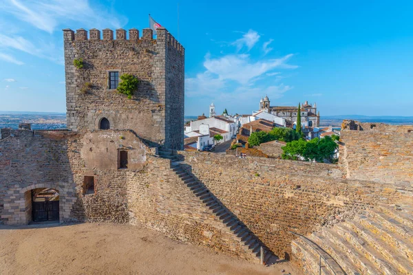 Portekiz köyü Monsaraz 'daki şatonun manzarası.