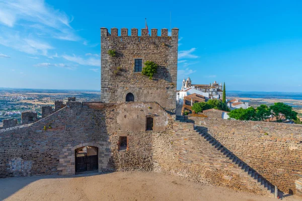 Portekiz köyü Monsaraz 'daki şatonun manzarası.