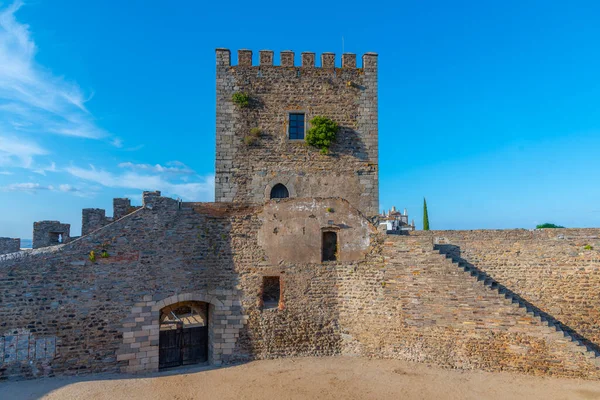 Portekiz köyü Monsaraz 'daki şatonun manzarası.