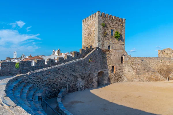 Portekiz köyü Monsaraz 'daki şatonun manzarası.