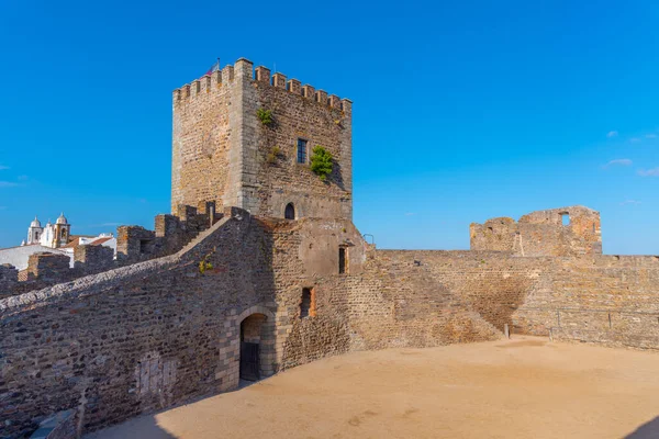 Portekiz köyü Monsaraz 'daki şatonun manzarası.