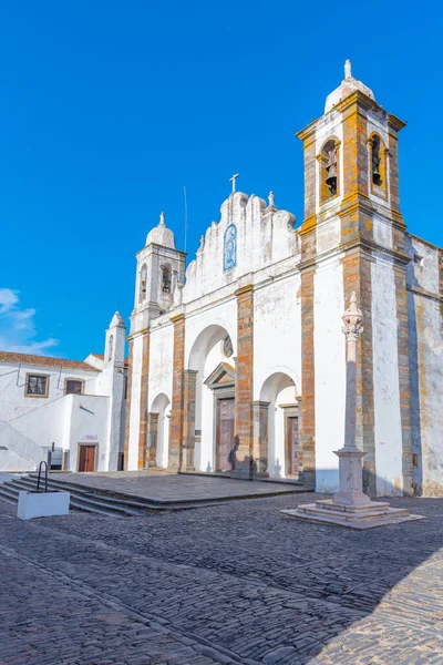 Portekiz 'in eski kasabası Monsaraz' daki göldeki hanımefendinin kilisesi..