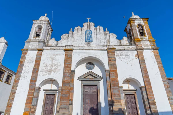 Portekiz 'in eski kasabası Monsaraz' daki göldeki hanımefendinin kilisesi..