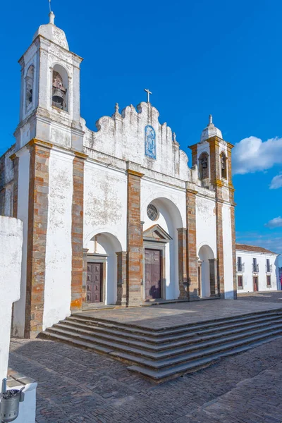 ポルトガルの村モンサラズの旧市街の湖の私達の女性の教会 — ストック写真