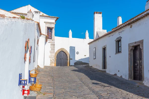 Portekiz 'in Monsaraz köyündeki eski kasabada dar bir sokak..