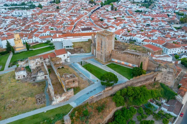 Portekiz 'in Moura kasabasındaki kalenin havadan görünüşü.