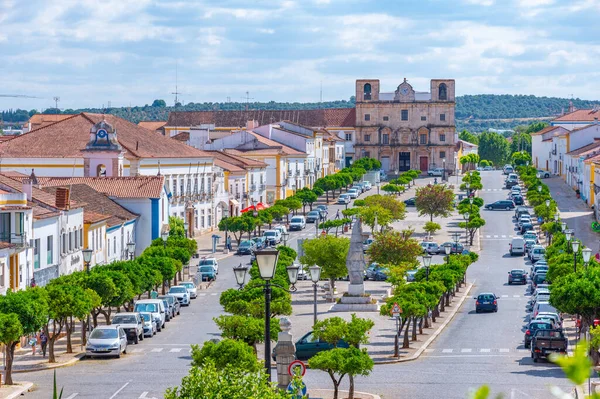 Praca de Republica, Portekiz, Vila Vicosa 'daki Sao Bartolomeu kilisesine gidiyor..