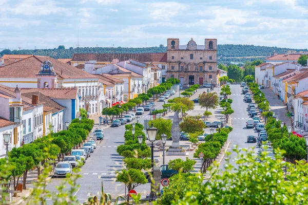 Praca de Republica, Portekiz, Vila Vicosa 'daki Sao Bartolomeu kilisesine gidiyor..