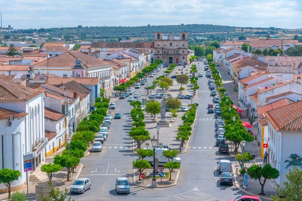 Praca de Republica, Portekiz, Vila Vicosa 'daki Sao Bartolomeu kilisesine gidiyor..