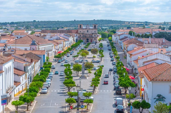 Praca de Republica, Portekiz, Vila Vicosa 'daki Sao Bartolomeu kilisesine gidiyor..