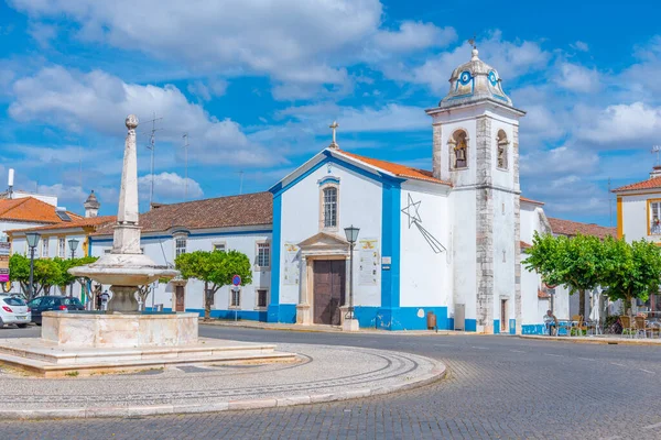 Praca de Republica, Vila Vicosa, Portekiz 'deki Mercy kilisesine öncülük ediyor..