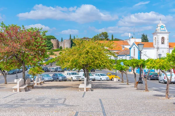 Praca de Republica, Vila Vicosa, Portekiz 'deki Mercy kilisesine öncülük ediyor..