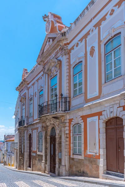 Portekiz 'in Elvas şehrinde dar bir sokak..